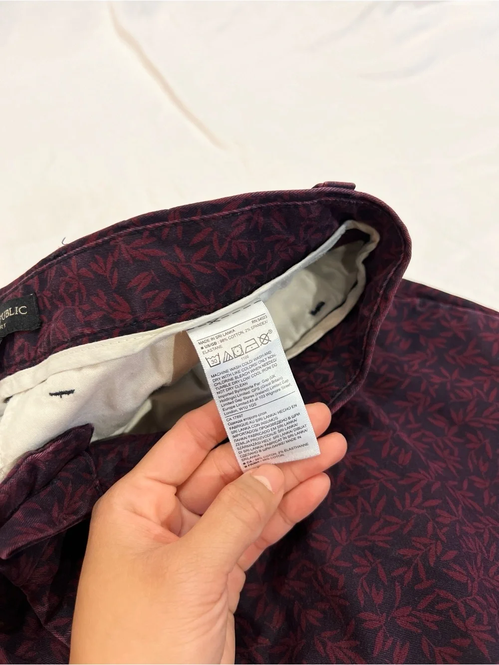 Banana Republic Aiden Shorts Mens 30 Burgundy Leaf Print Chino Flat Front Casual